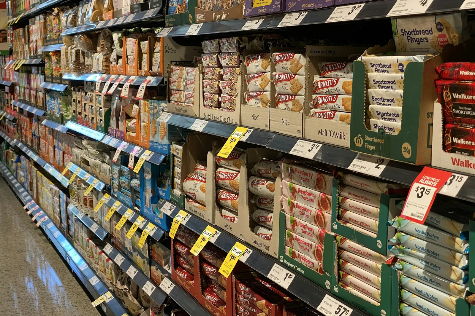 Pasillo de supermercado con productos de alimentación en las estanterías