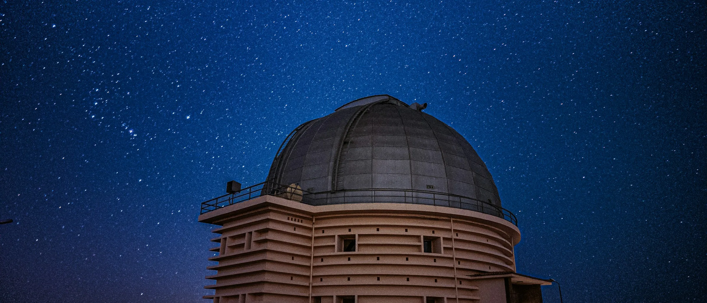 Cúpula de un observatorio bajo un cielo nocturno lleno de estrellas