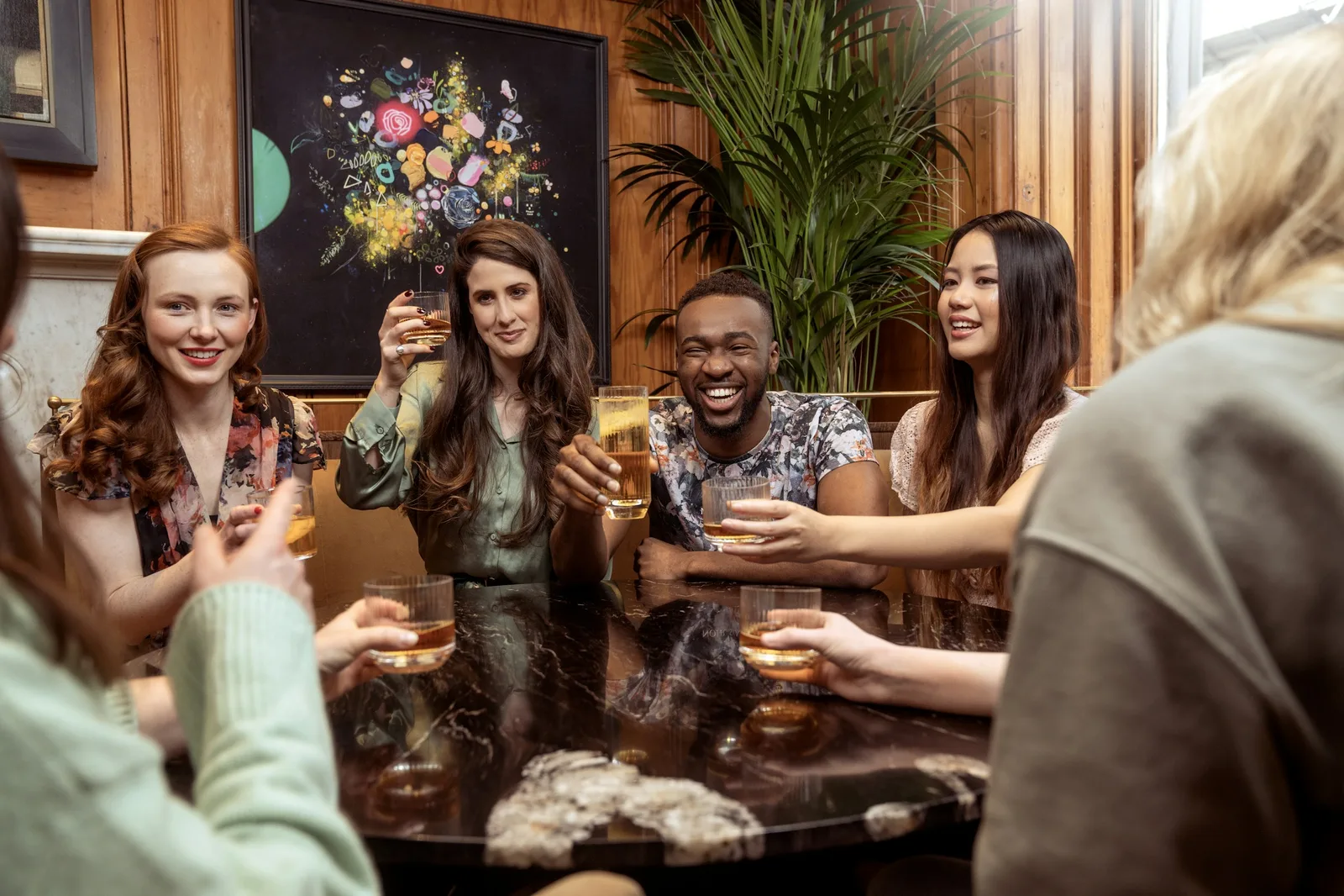 Un grupo de amigos alrededor de una mesa con bebidas