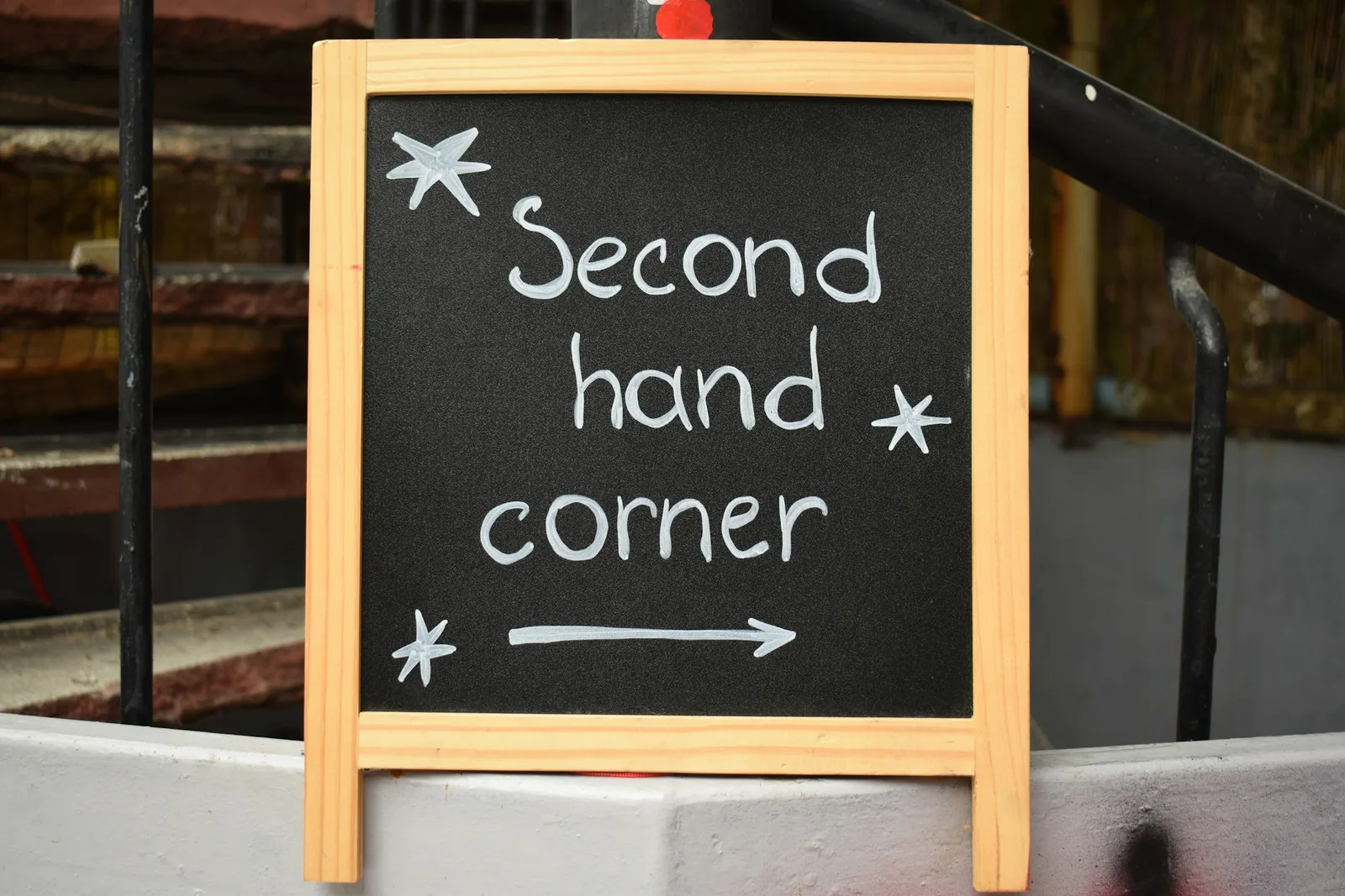 Cartel de pizarra que anuncia «second hand corner» en una tienda