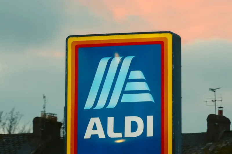 Cartel de una tienda ALDI frente al edificio