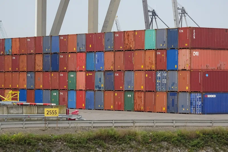 Contenedores apilados en un puerto