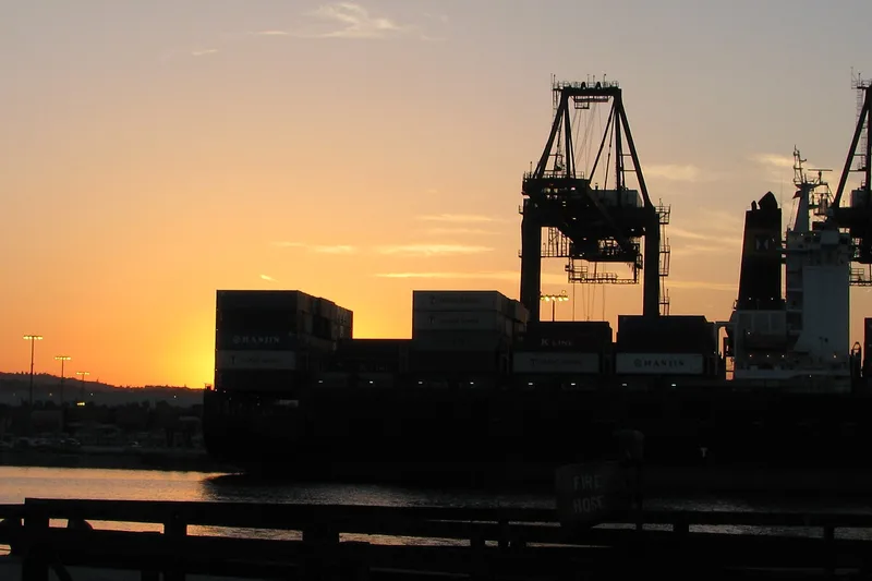 Un portacontenedores descarga al atardecer