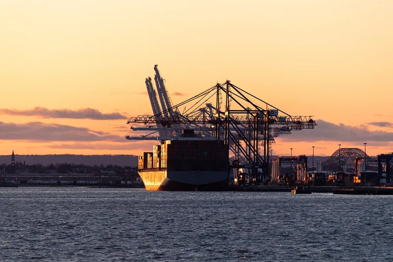 Un portacontenedores en el puerto al atardecer